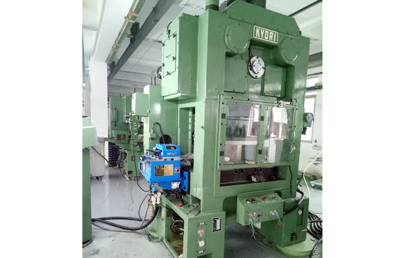 Japan KYORI punching machine with JoeSure clamp feeder out